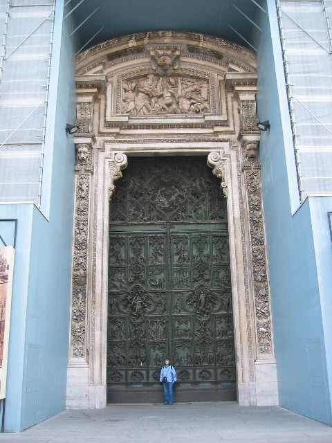 Liz in front of Duomo doors