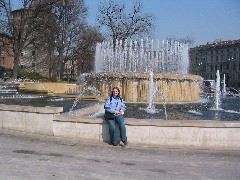 Liz infornt of fountain at Castello Sforzesco