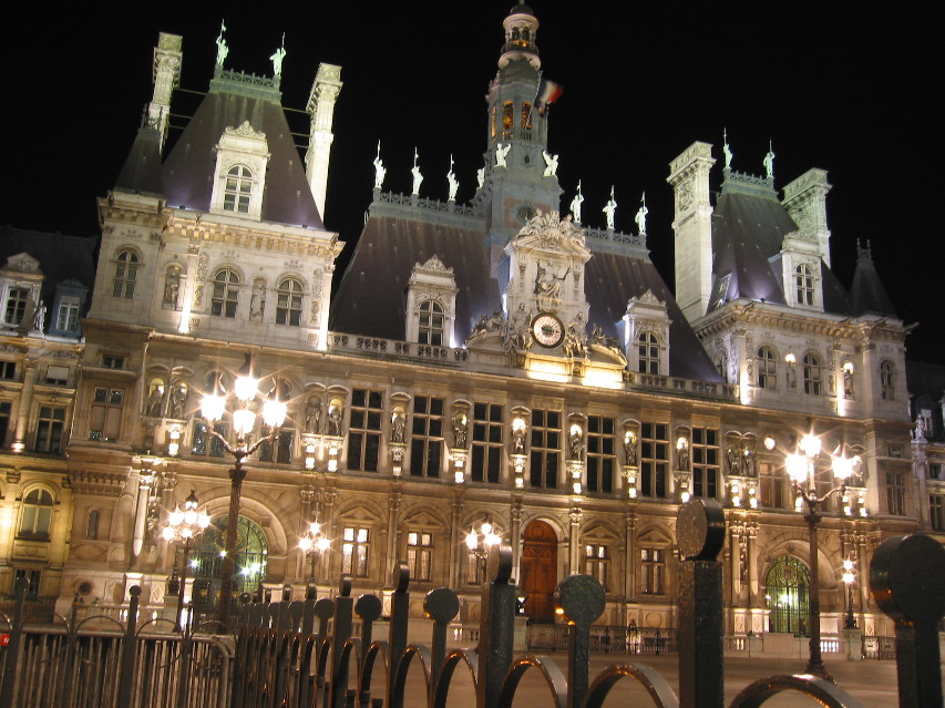 Hôtel de Ville at night