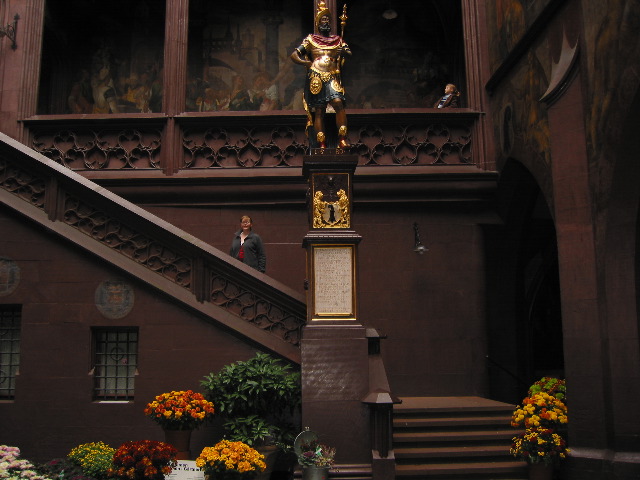 Liz by statue (Rathaus interior)
